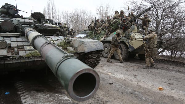 Ukrainian servicemen get ready to repel an attack 