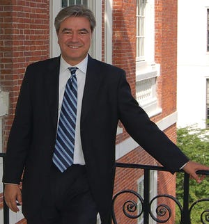 O deputado estadual de Massachusetts Antonio FD Cabral (D-New Bedford).