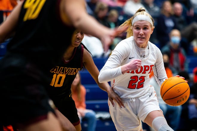 Hope's Sydney Muller takes the ball into the paint against Calvin Friday, Feb. 25, 2022, at DeVos Fieldhouse. 