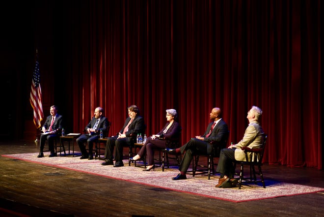 He then introduced the panelists– Dr. Alan Garber, provost at Harvard University, Dr. Mark Kamlet, Provost Emeritus at Carnegie Mellon University, Dr. Holden Thorp, the Editor-in-Chief of Science Family of Journals, Dr. Laurel Fulkerson, Professor of Classics at FSU and Dr. James Frazier, Dean of the College of Fine Arts at FSU.