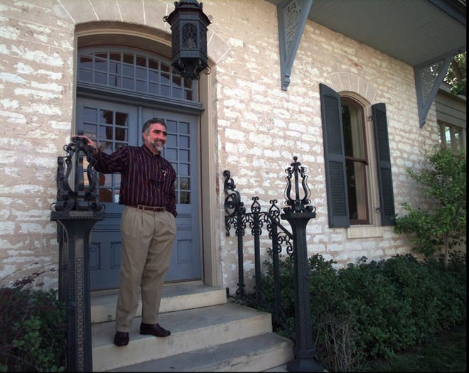Architect David Hoffman in front of the Bremond House at 711 San Antonio St., an example of local preservation efforts. Hoffman died on Feb. 23.