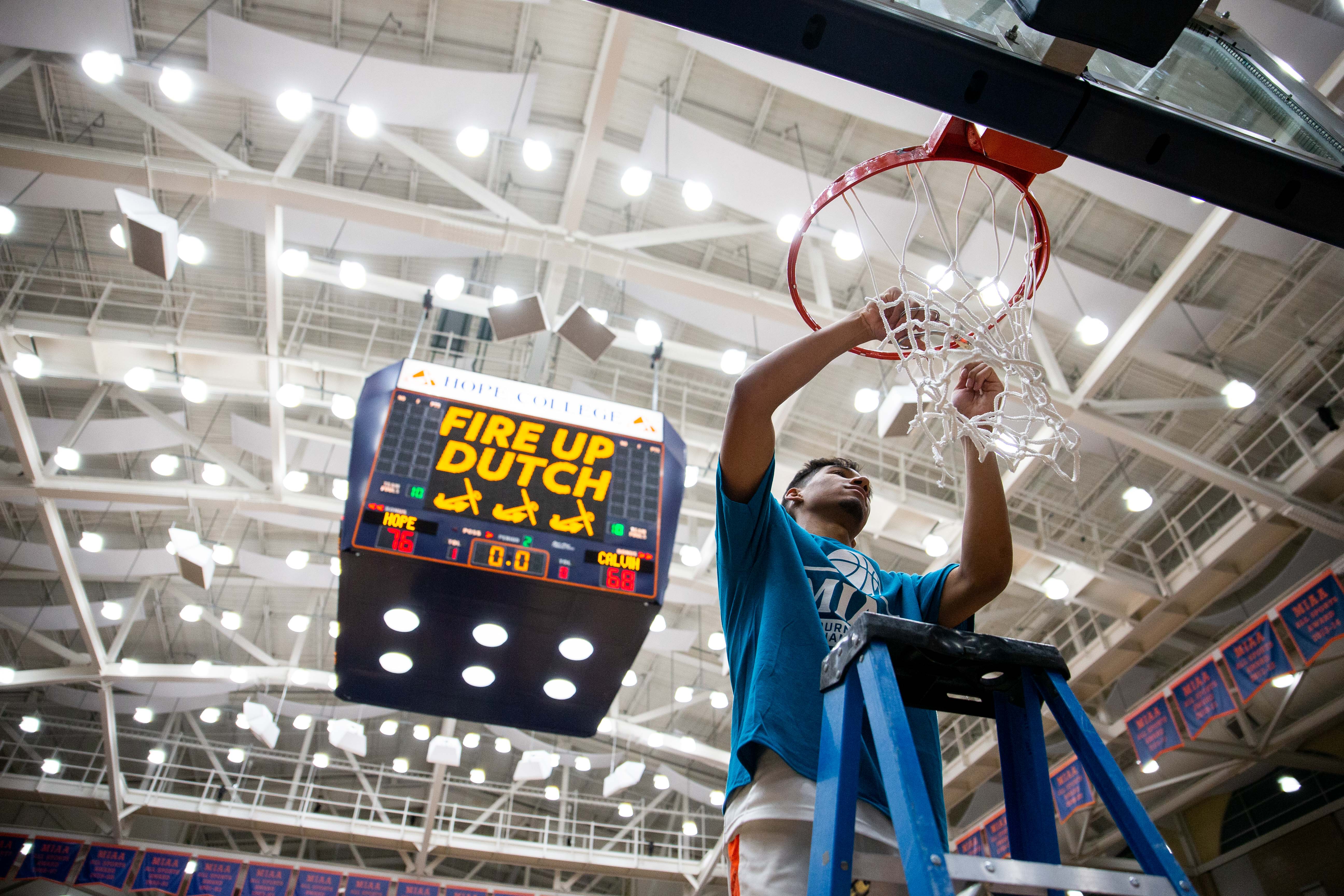 Hope basketball sweeps Calvin for MIAA Tournament title, NCAA bid