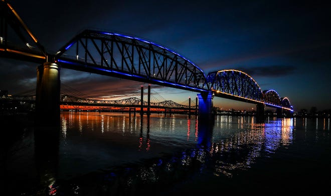 Big Four yaya köprüsü 26 Şubat 2022 Cumartesi günü Ukrayna renklerinde mavi ve sarı renkte aydınlatılıyor