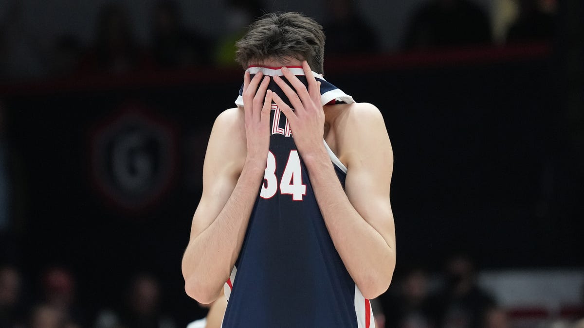 Gonzaga center Chet Holmgren wipes his face with his jersey during the second half against Saint Mary's.