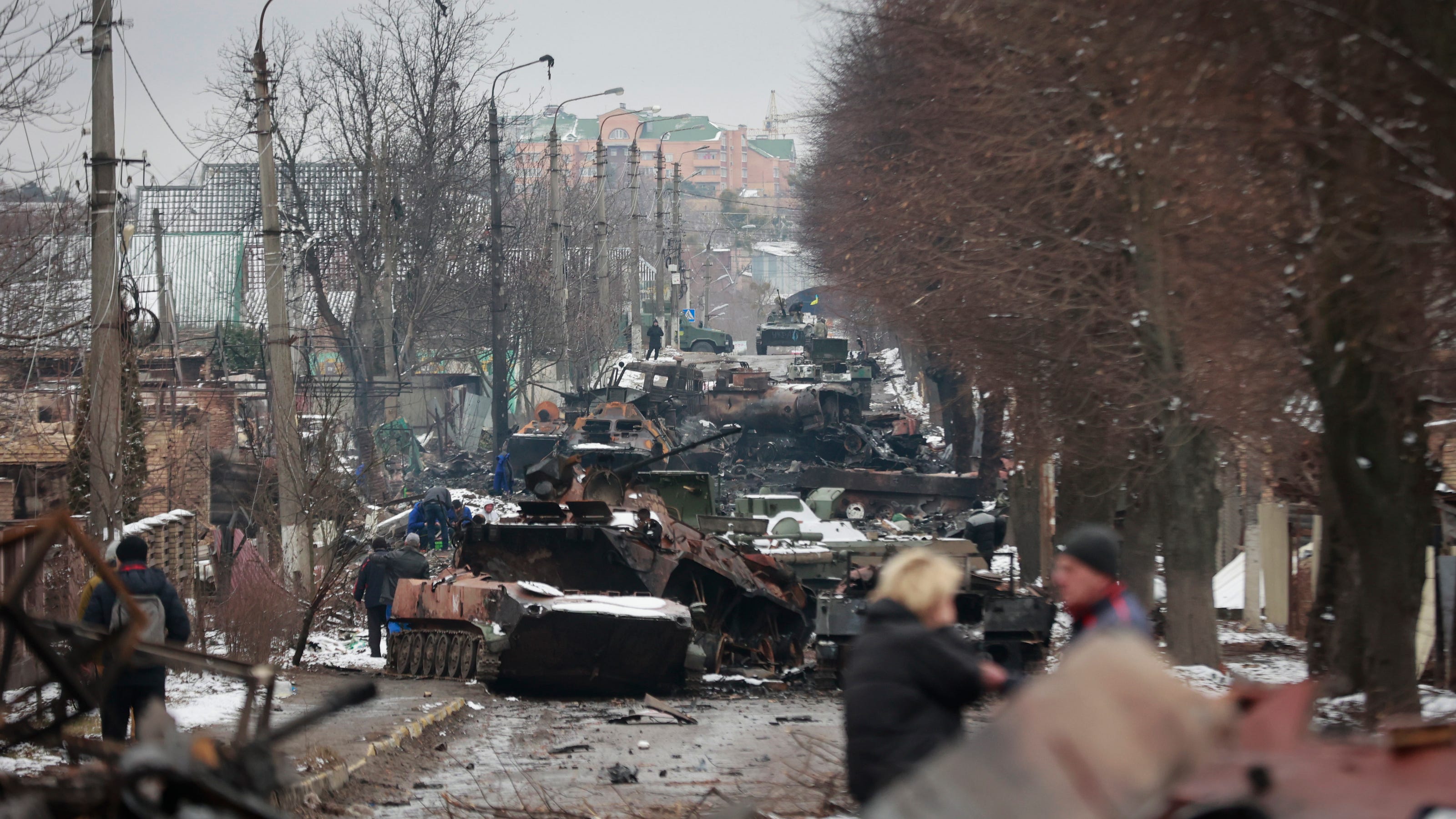 Сколько погибло с февраля на украине. Колонна разбитой Российской техники в Буче.