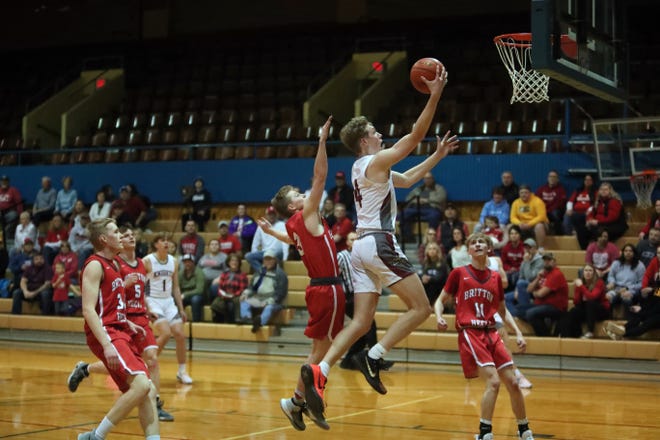 Ethan Russell goes for a layup while Britton Hecla's Luke Storley (3) tries to block his shot inside the Aberdeen Civic Arena on March 1, 2022.