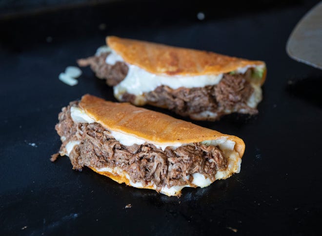 Los tacos de carne de birria son uno de los favoritos en el menú del camión de comida de Taco Doctors.