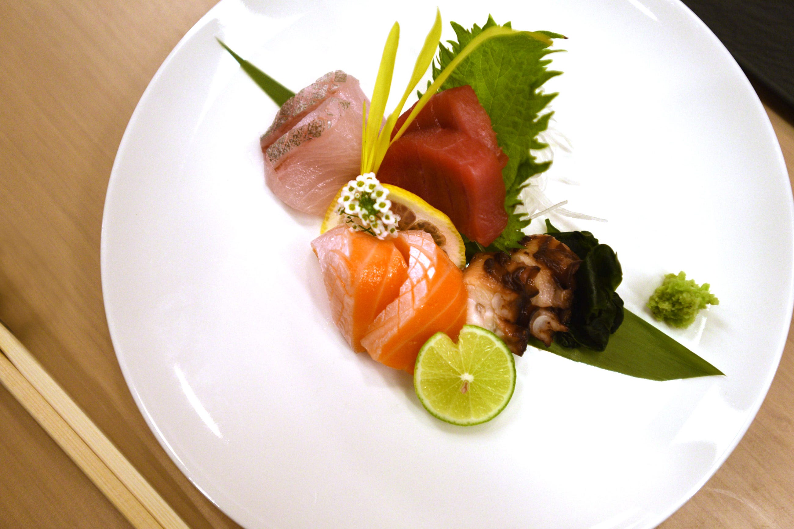 2022 m. kovo 1 d., antradienį, Fort Lee esančiame „Sushi Kai“ patiekalas iš sašimių.