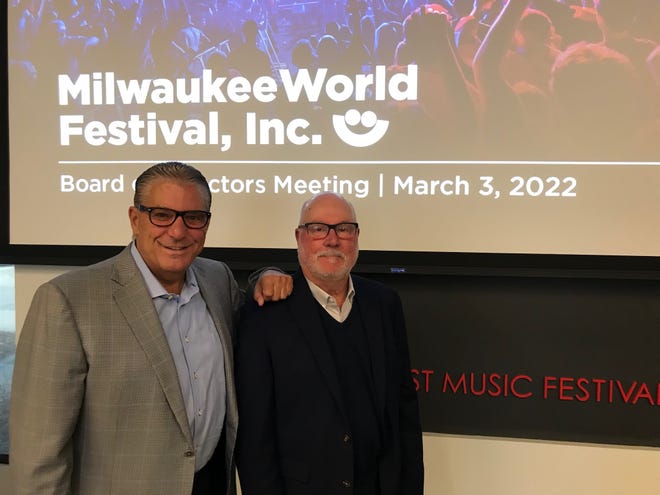 Bob Babish, wiceprezes Summerfest ds. rozrywki, po prawej, z prezesem i dyrektorem generalnym Milwaukee World Festival Donem Smileyem.