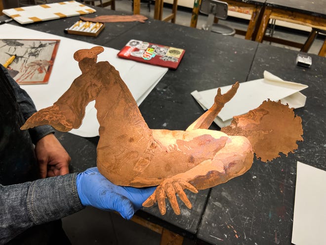 Pintura del grabador Marco Sanchez, parte de una obra más grande, que muestra a un hombre cayendo por el muro limítrofe.