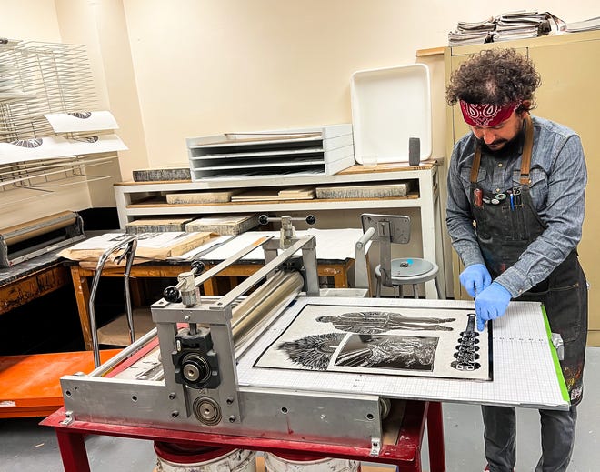 El grabador Marco Sánchez está trabajando en una talla, "Conservatorio de Nuestra Cultura" En el estudio de impresión de El Paso Community College en el campus de Valle Verde.