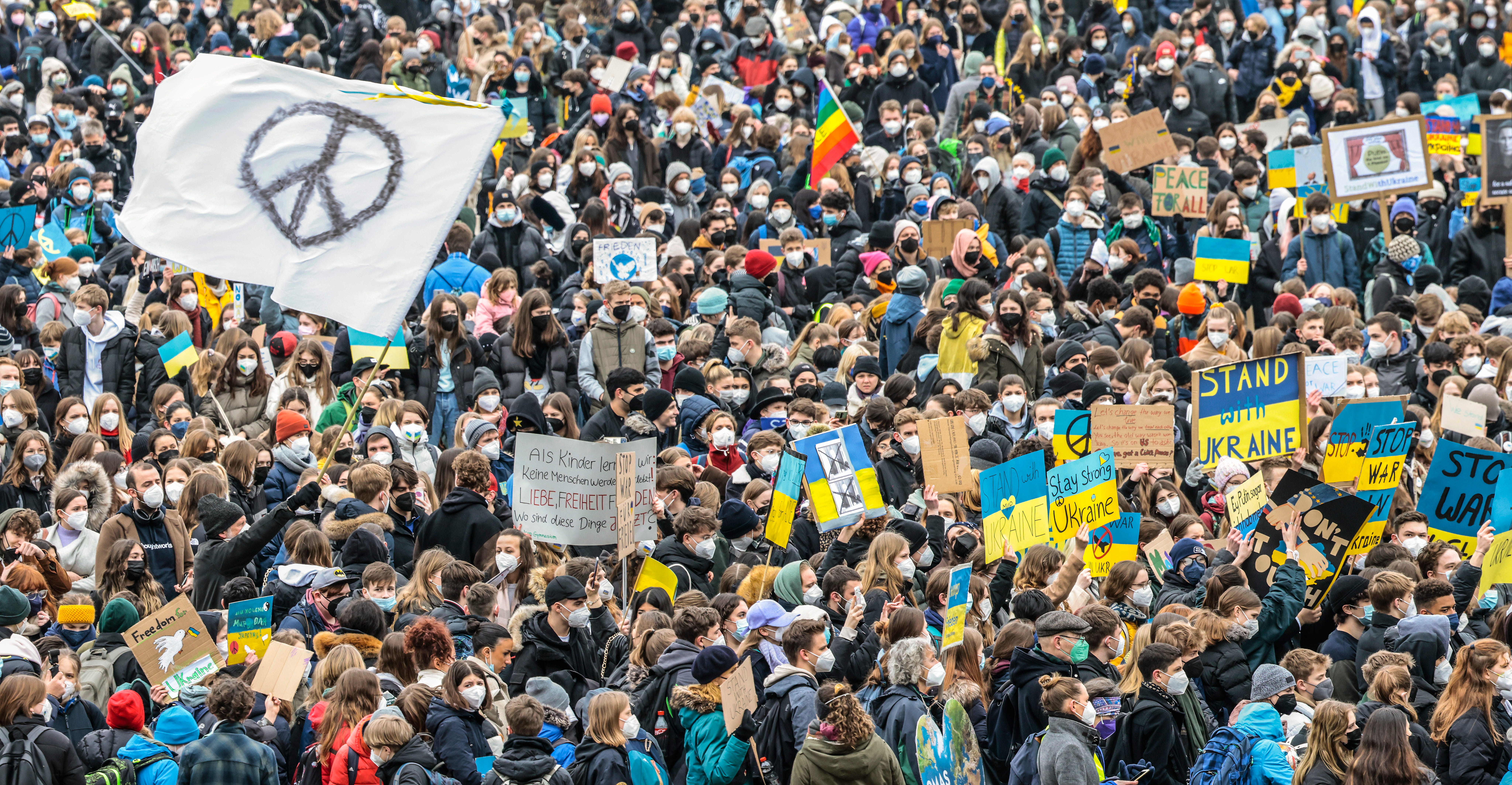 Жизнь в германии 2024. Митинг в Берлине против войны на Украине. Антивоенные протесты в Германии. Митинги в Европе Украина. Митинги против войны с Украиной в Европе.