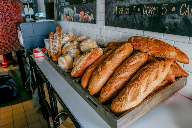 Pasquale Illiano adora le pagnotte di pane vecchio stile che A&M Bronx Baking produce a Pawcatuck, nel Connecticut.  Lo porta fresco ogni giorno.
