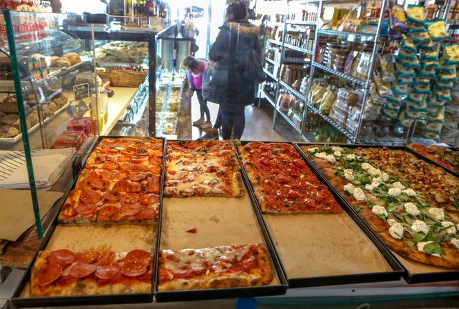 Οι ρουμανικές φέτες πίτσας πωλούνται στο Neapolis Food Emporium.
