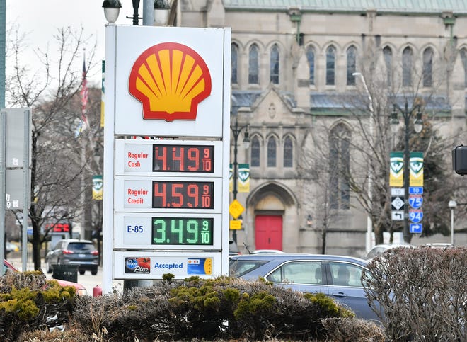 Harga gas di pompa bensin Shell di Woodward Avenue di Detroit pada 7 Maret 2022.