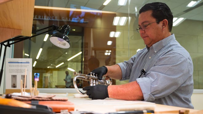 Luthier en Phoenix Museum arregla instrumentos de cuerda para que vuelvan a tocar