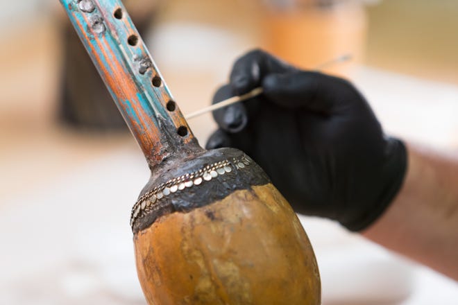 El conservador del Museo de Instrumentos Musicales, Rodrigo Correa-Salas, trabaja en los detalles de un instrumento de doble lengüeta de Madari, India, en el Laboratorio de Conservación MIM el 7 de marzo de 2022 en Phoenix, Arizona.