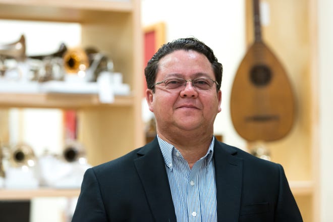 El curador del Museo de Instrumentos Musicales Rodrigo Correa-Salas posa para una foto en el Laboratorio de Conservación MIM el 7 de marzo de 2022 en Phoenix, Arizona.