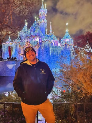 Juan Carlos Olivares liebt Disney seit seiner Kindheit.  Er arbeitete als Besetzungsmitglied bei Disneyland und ist Inhaber eines Magic Key-Passes.  Er war verärgert über die Aktionen des Unternehmens in Florida "sag nicht schwul" Rechnung.