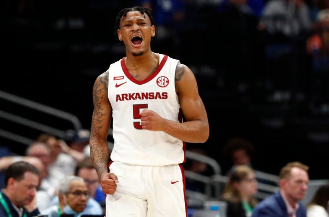 11 maart 2022; Tampa, Florida, VS; Arkansas Razorbacks-bewaker Au'Diese Toney (5) reageert en viert feest tegen de LSU Tigers tijdens de eerste helft in de Amalie Arena. Verplichte vermelding: Kim Klement-USA TODAY Sports
