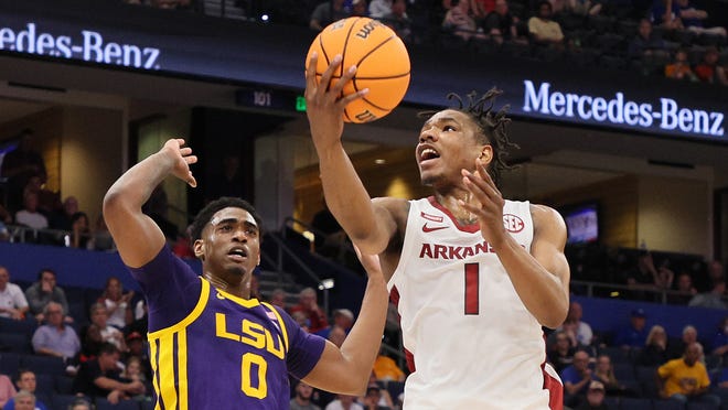 Karl Ravish bekritiseert basketbalgedrag Arkansas aan het einde van LSU-wedstrijd