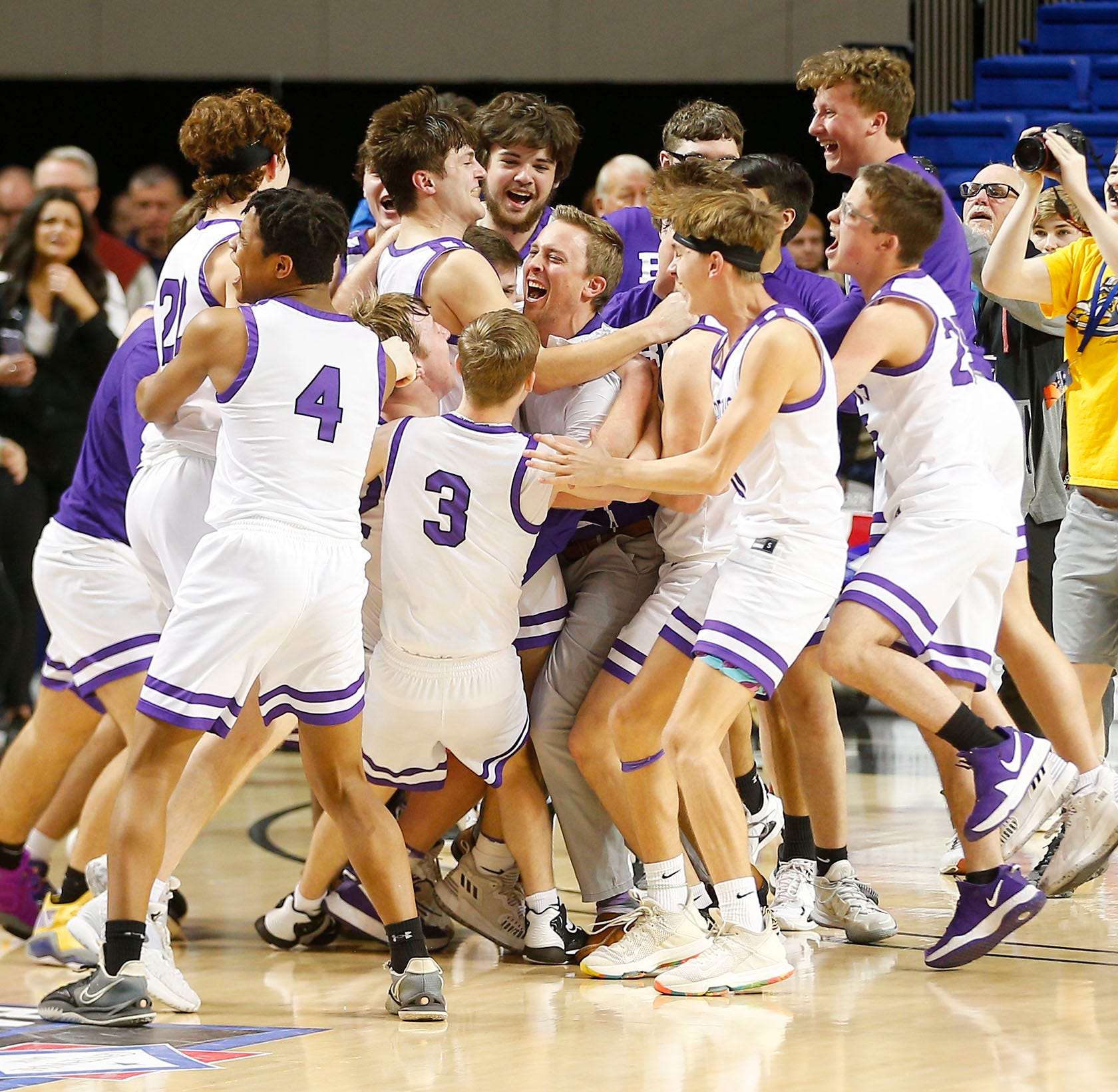 Lavaca boys basketball wins first state championship with win over