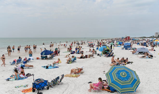On Tuesday, March 15, 2022, an estimated crowd of over 8,000 people flocked to Siesta Beach taking advantage of the warm beautiful weather.