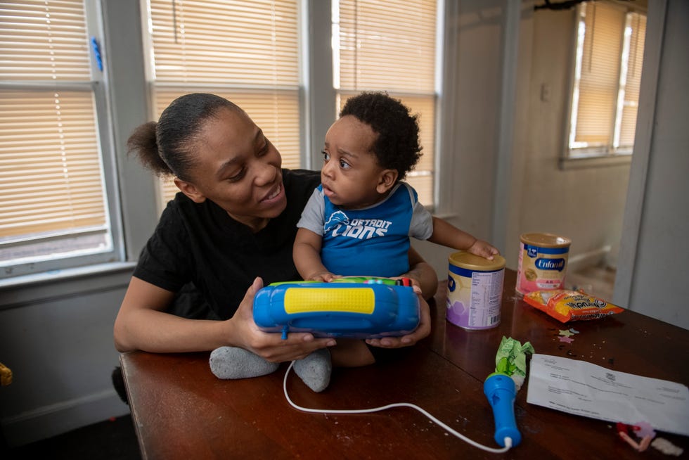 Mengingat susu formula bayi buatan Michigan membuat orang tua di daerah Detroit khawatir