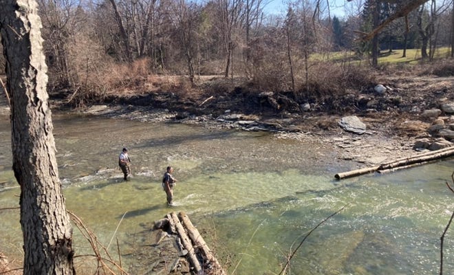 Los pescadores de Steelhead pescan en Walnut Creek en el municipio de Fairview el jueves 17 de marzo de 2022.