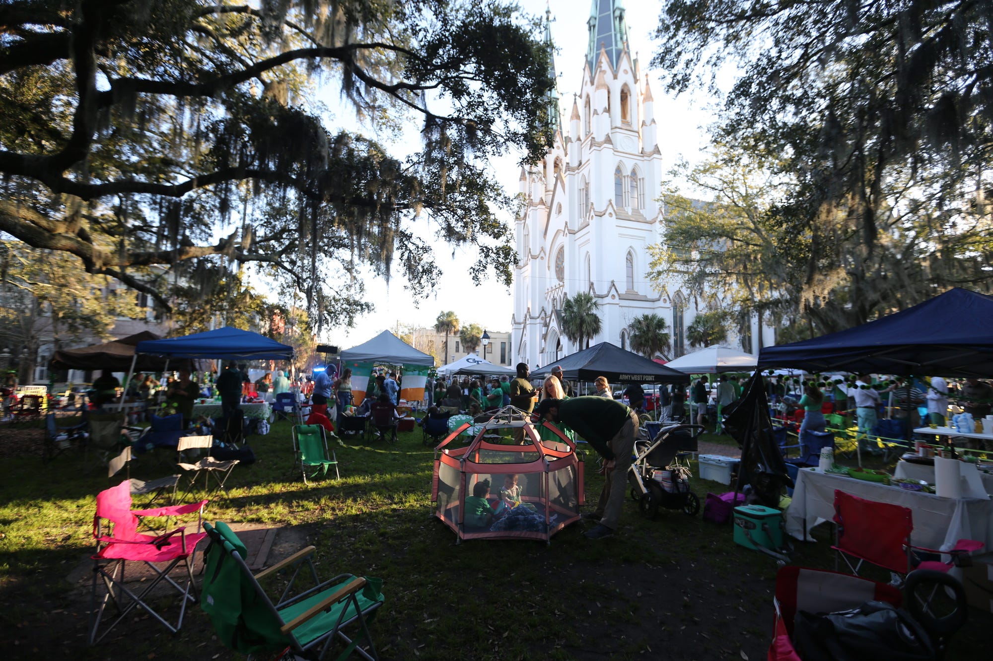 라파예트 광장은 성 패트릭의 날 퍼레이드가 시작되기 전에 활기를 띠기 시작합니다.