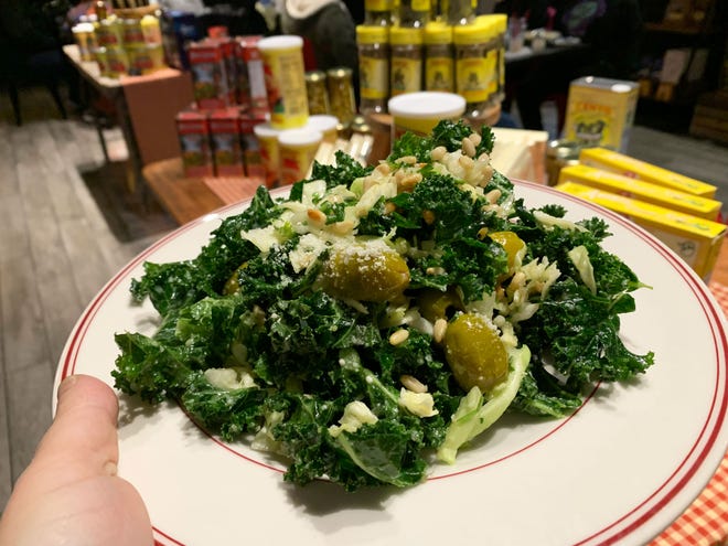 La salade de chou frisé de S. Maranto est accompagnée d'olives vertes douces.
