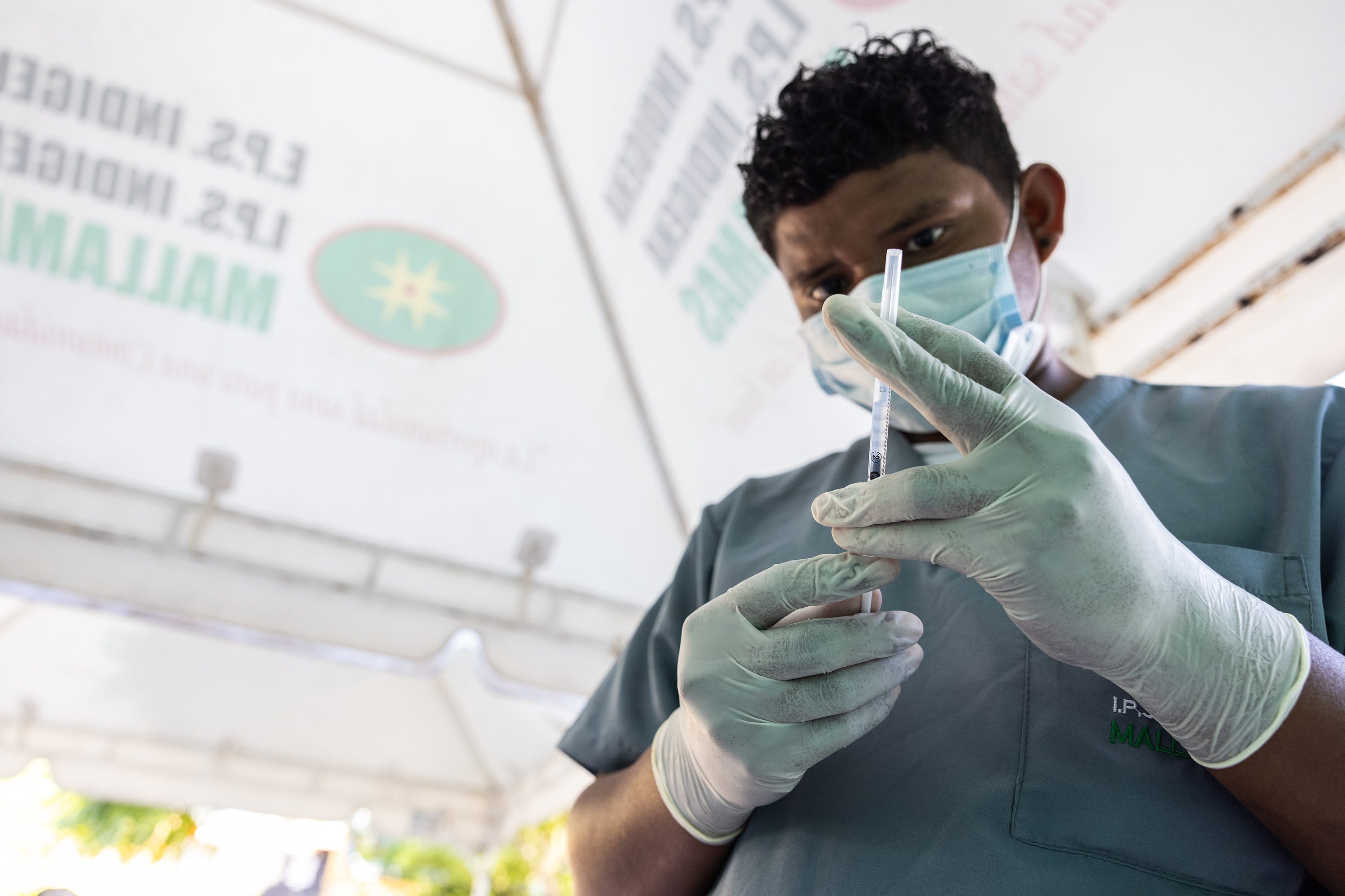 Romario Mujica prepares for a new vaccination day. Already, a number of people were waiting for their first jabs or for boosters.