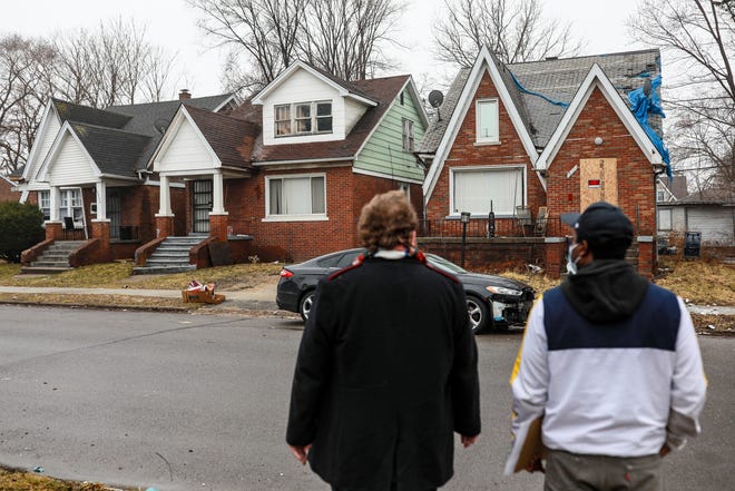 Ian McCain, 28, director of sustainable housing for the Eastside Community Network (ECN) of Eastpoint, and Willie Morgan, an Oak Park volunteer (right), home from a property tax foreclosure on March 19, 2022. can save Starting March 31, Wayne County has resumed property tax foreclosures. Nonprofits such as ECN are working with the Wayne County Treasurer to find homes for foreclosure.