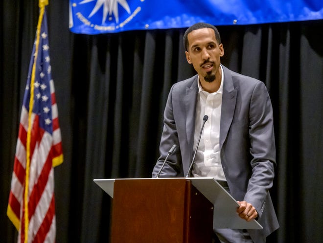 Retired NBA star and Peoria High grad Shaun Livingston speaks during his induction ceremony into the Greater Peoria Sports Hall of Fame on Saturday, March 19, 2022 at the Peoria Civic Center.
