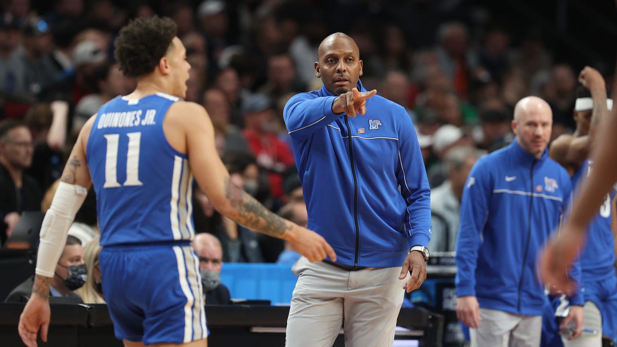 Memphis coach Penny Hardaway of the Memphis Tigers talks with Lester Quinones during the first half against the Gonzaga Bulldogs.