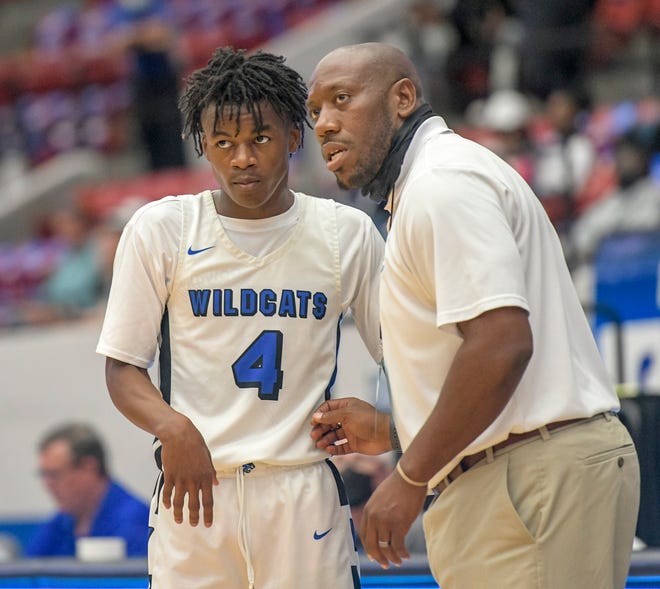Wildwood head coach Marcus Hawkins talks with Zechariah Poyser (4) during a bring in a 2021 Class 1A state semifinals game against Madison County at the RP Funding Center in Lakeland. Hawkins announced recently that was stepping down as Wildwood coach after four seasons at the helm.