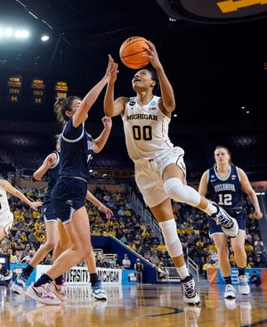 Michigan forward Naz Hillmon makes a layup as Villanova forward Brianna Herlihy defends during the first half of the second round of the NCAA tournament on Monday, March 21, 2022, at Crisler Center.