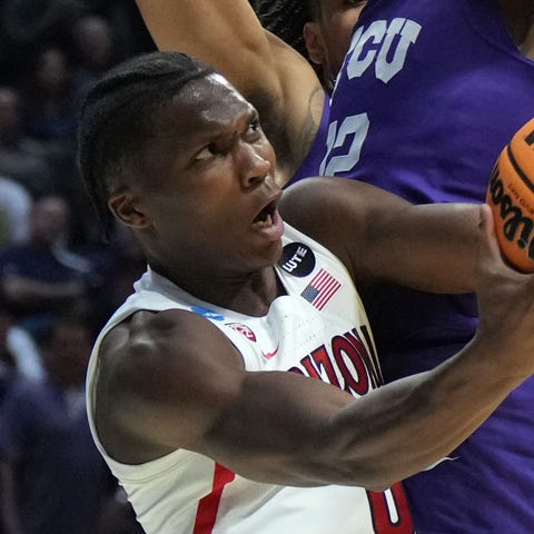 Arizona guard Bennedict Mathurin (0) shoots agains