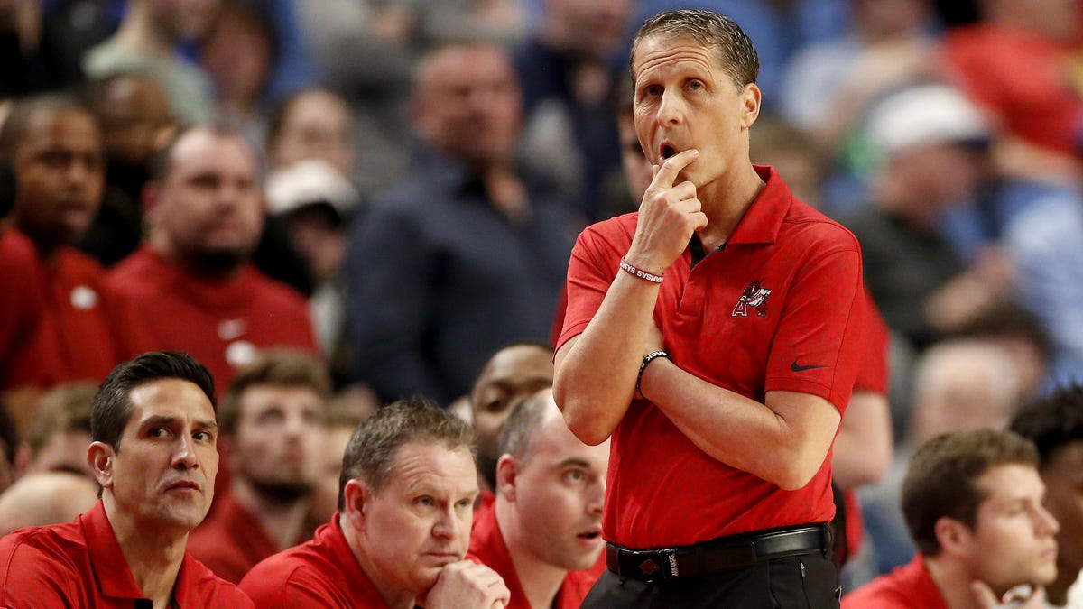 A look at the 2021-22 Arkansas Razorbacks basketball coaching staff A look at the 2021-22 Arkansas Razorbacks basketball coaching staff