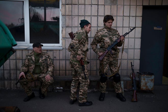 Ukraina merebut kembali pinggiran kota utama Kyiv;  pertempuran untuk kemarahan Mariupol