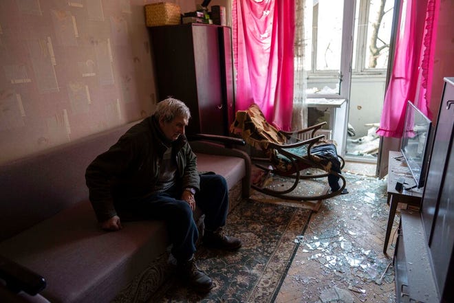 Volodymyr, 80, beristirahat di dalam apartemennya yang rusak akibat penembakan, di Kyiv, Ukraina, Rabu, 23 Maret 2022.
