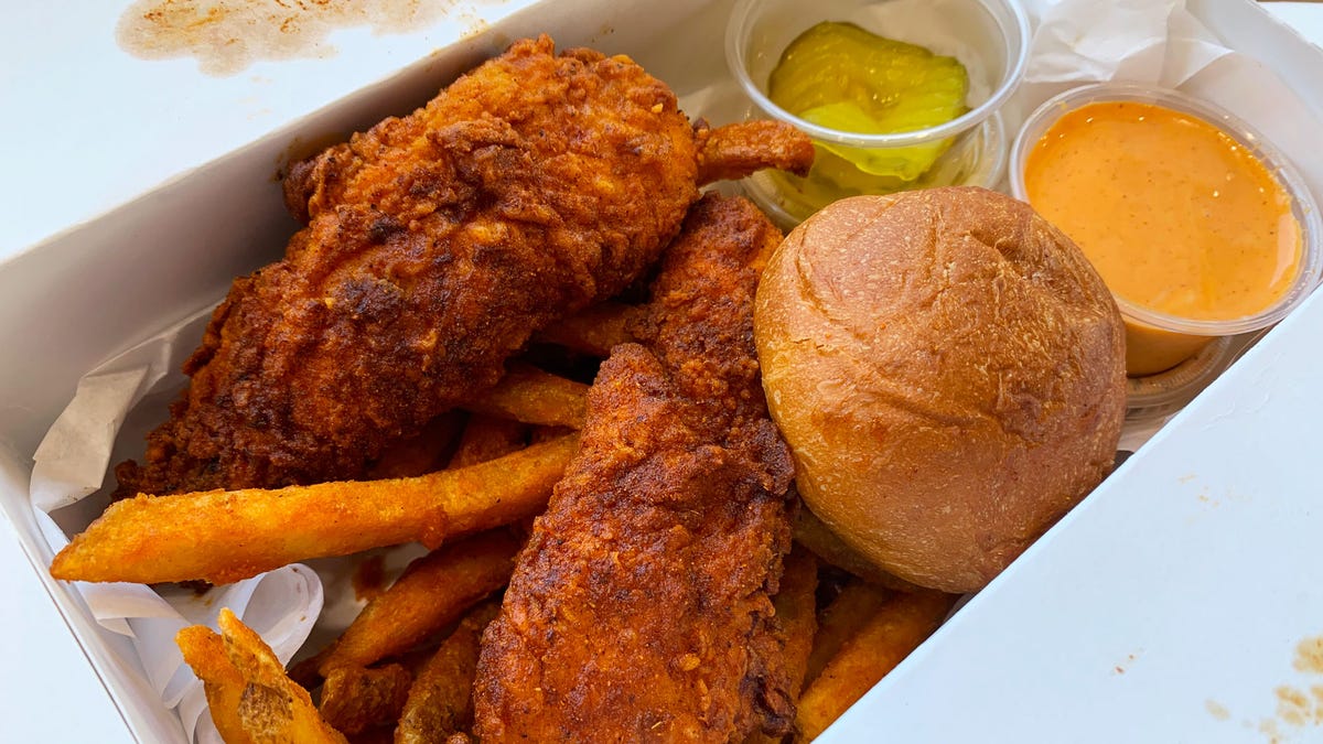 Twist Hot Chicken en Peoria sirve sándwiches de pollo frito picante