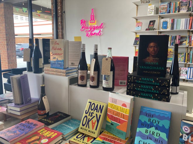 En The Buzzed Word en Ocean City, Maryland, las personas pueden hojear libros y degustar vinos en un solo lugar.