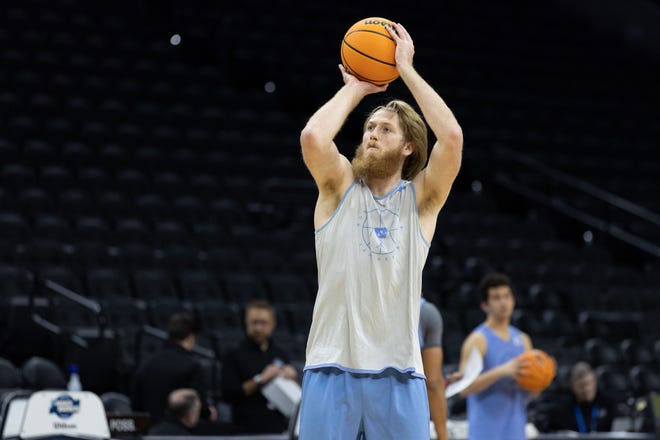Brady Manek shoots during North Carolina’s open practice session for the East Regional semifinals on Thursday at Wells Fargo Center.