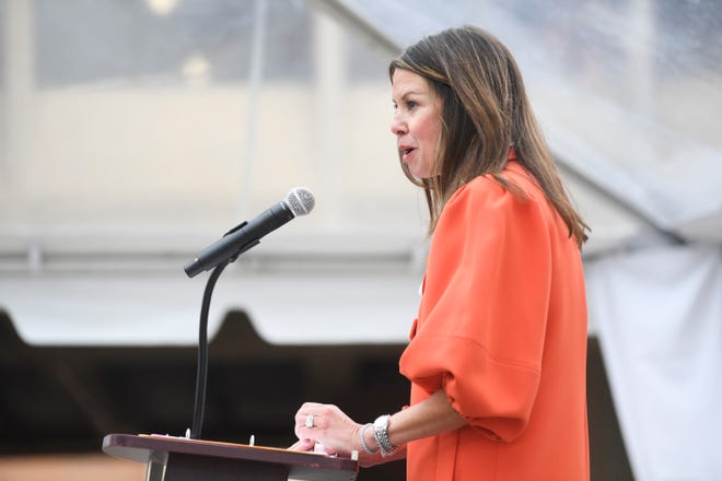 Advertising and PR Director Beth Foster speaks at University of Tennessee and Tombras’ unveiling of the new Tombras School of Advertising and Public Relations.