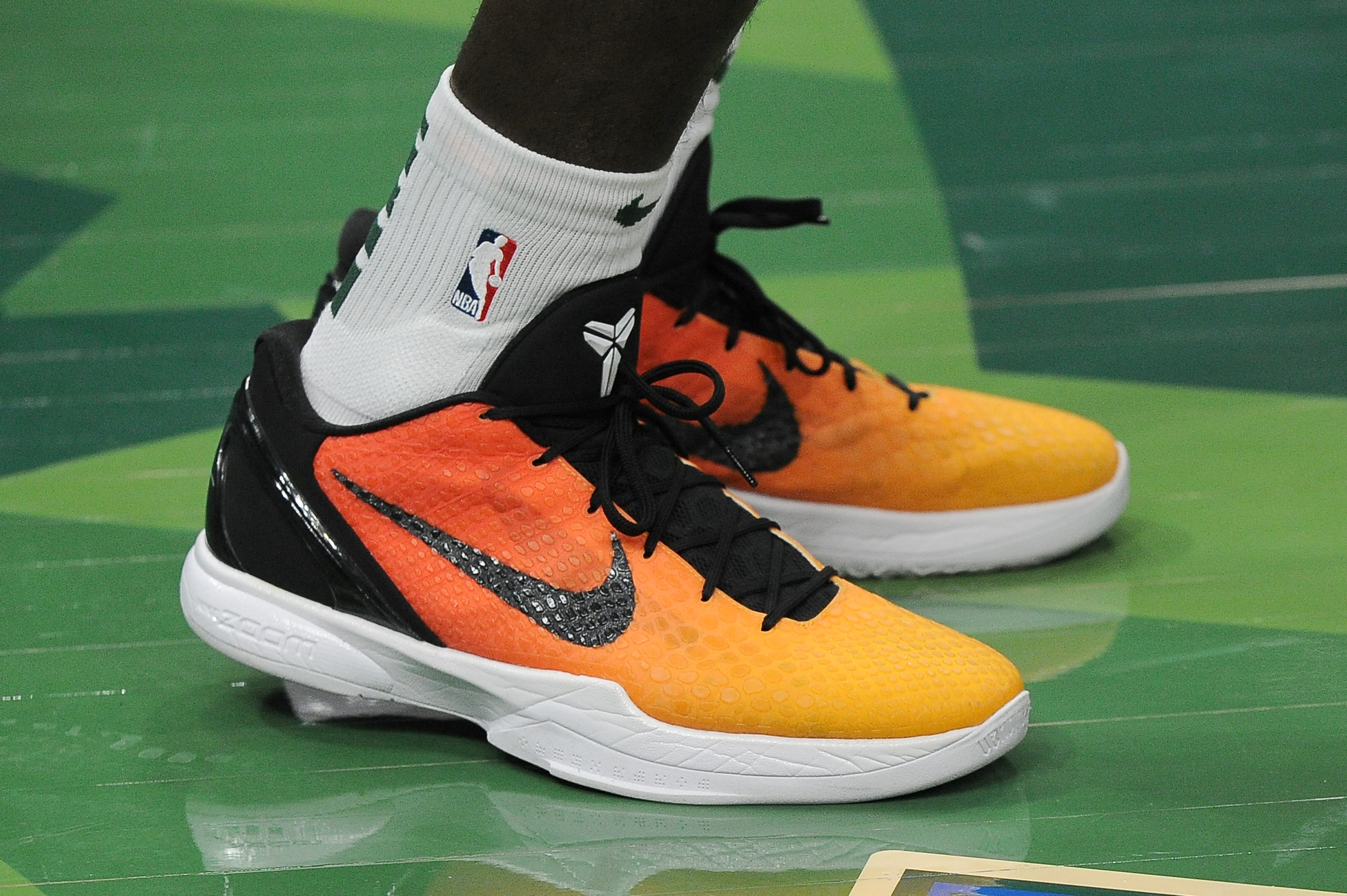 Kyle Kuzma's pregame outfit was so ridiculous, and fans roasted him