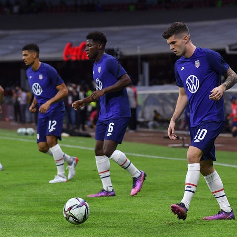 USMNT players warm up before the World Cup qualifi