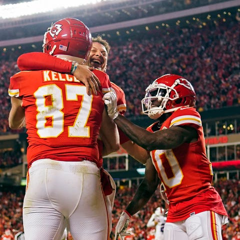 Chiefs tight end Travis Kelce (87) celebrates the 