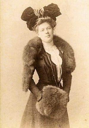 Louise DuPont Crowninshield (nacida en 1877 - fallecida en 1958) fue una residente de verano de Marblehead que estableció el National Trust for the Preservation of Historic Homes.  También apoyó a Lee Mansion con muchos obsequios de muebles coloniales estadounidenses.
