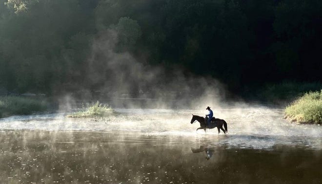 Sam Elliott le pide ayuda a un granjero de Nuevo México en ‘1883’ Sam Elliott le pide ayuda a un granjero de Nuevo México en ‘1883’